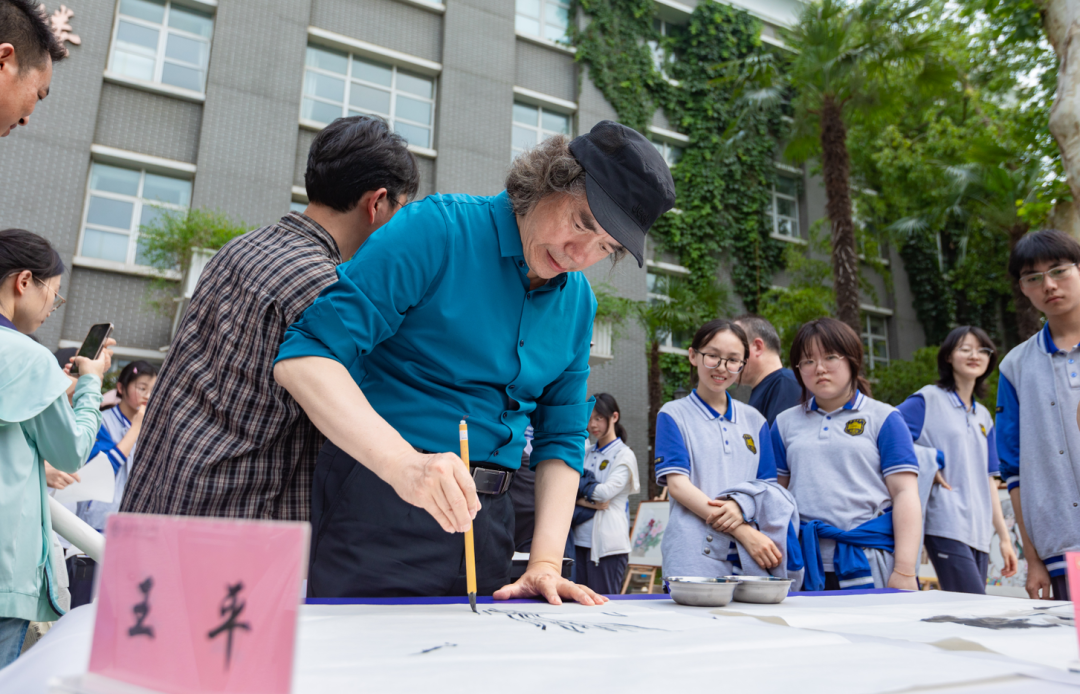 “国宝与国粹的校园对话——红星宣纸与中国画进校园”主题活动在南京市宁海中学举办