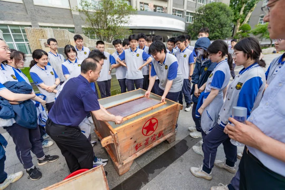 “国宝与国粹的校园对话——红星宣纸与中国画进校园”主题活动在南京市宁海中学举办