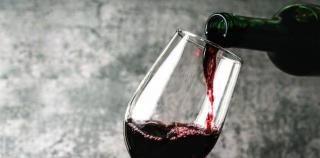 张裕A “断腕” 出售海外首座酒庄：12 年亏损超半，葡萄酒一哥市值蒸发 200 亿后艰难 “保命”