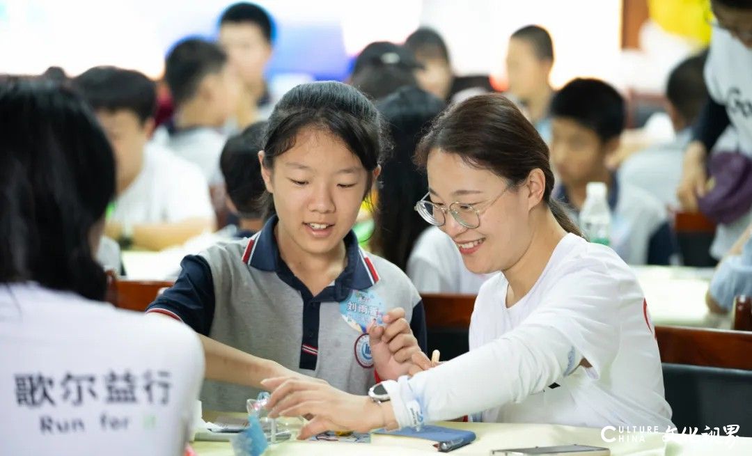 指尖传爱点亮无声世界——“6.25歌尔公益日”活动走进潍坊聋哑学校