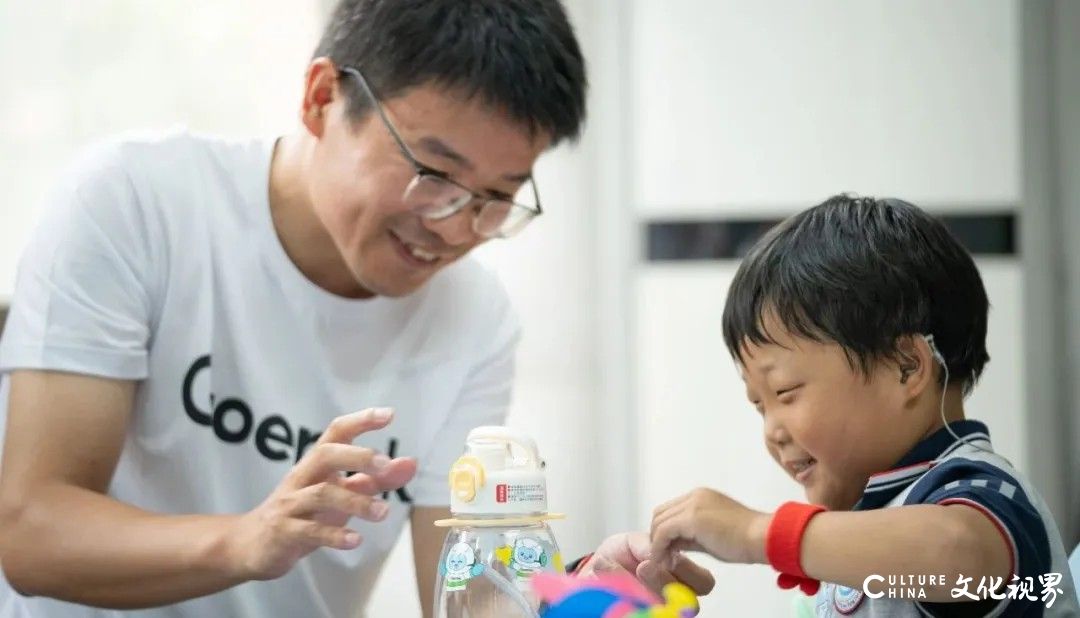 指尖传爱点亮无声世界——“6.25歌尔公益日”活动走进潍坊聋哑学校