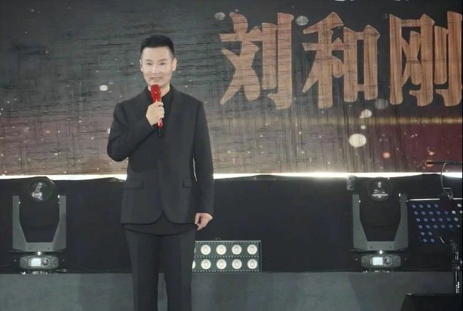 刘和刚“爸气全开33”主题演唱会昨晚在四川遂宁举办，5000余名观众泪目合唱燃爆全场