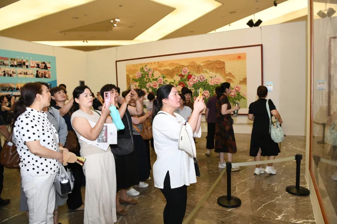 “梦笔生花——山东美协助力巨野工笔牡丹画培训成果展”今日上午在济南市美术馆盛大开幕