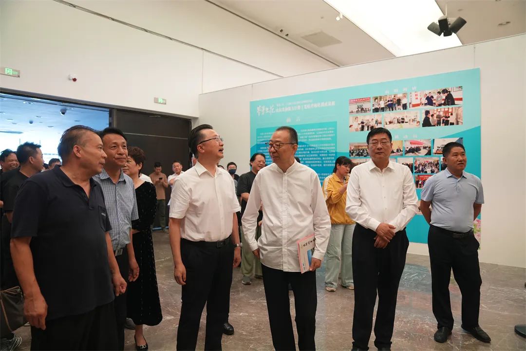 “梦笔生花——山东美协助力巨野工笔牡丹画培训成果展”今日上午在济南市美术馆盛大开幕