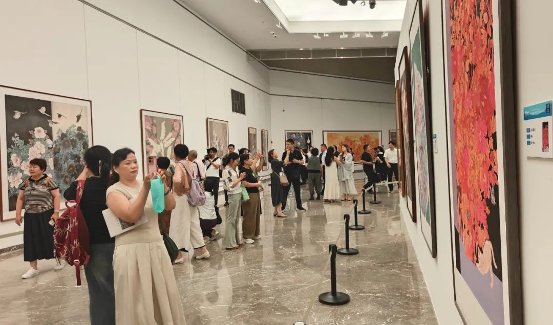 “梦笔生花——山东美协助力巨野工笔牡丹画培训成果展”今日上午在济南市美术馆盛大开幕