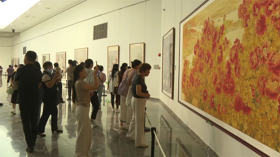“梦笔生花——山东美协助力巨野工笔牡丹画培训成果展”今日上午在济南市美术馆盛大开幕