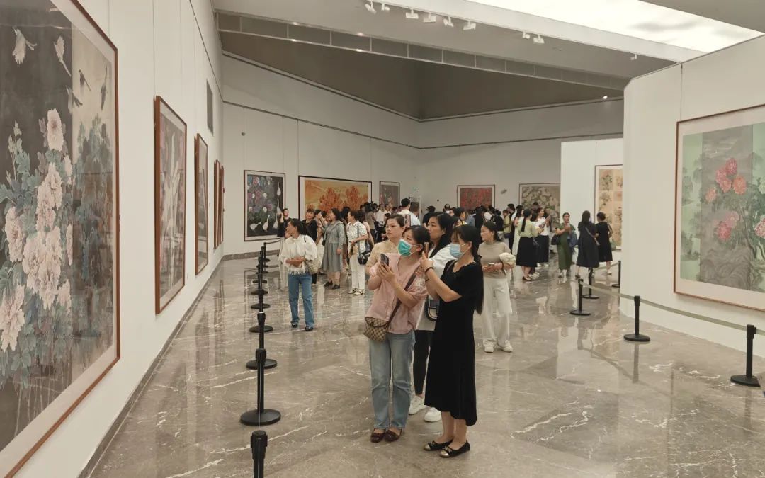 “梦笔生花——山东美协助力巨野工笔牡丹画培训成果展”今日上午在济南市美术馆盛大开幕