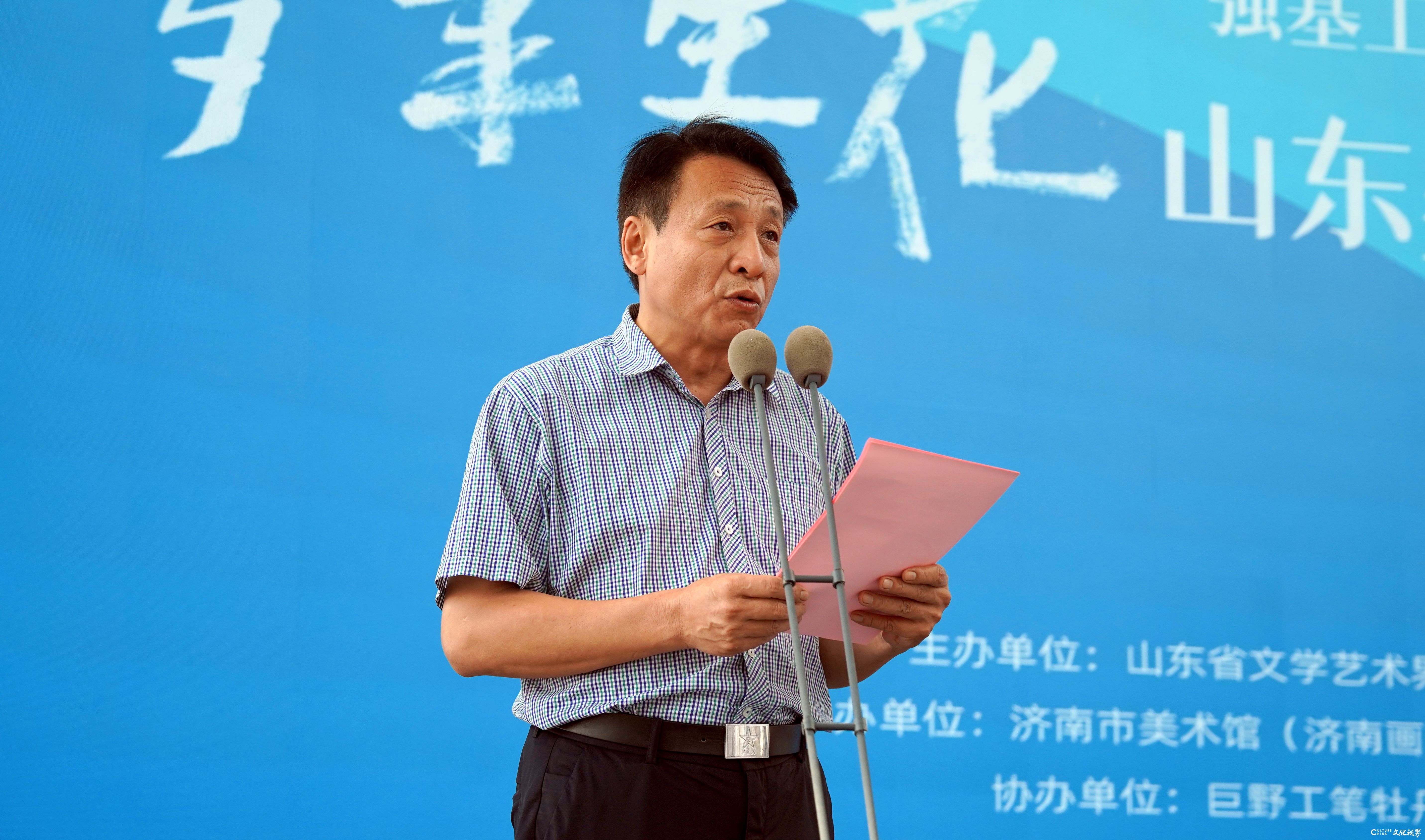 “梦笔生花——山东美协助力巨野工笔牡丹画培训成果展”今日上午在济南市美术馆盛大开幕