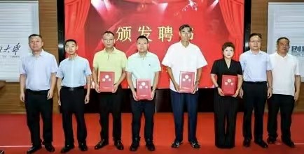 山东省大众创新创业研究院举行大健康产业发展研讨会暨医疗健康融合发展中心揭牌仪式