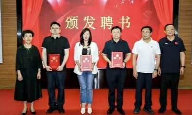山东省大众创新创业研究院举行大健康产业发展研讨会暨医疗健康融合发展中心揭牌仪式
