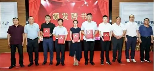 山东省大众创新创业研究院举行大健康产业发展研讨会暨医疗健康融合发展中心揭牌仪式