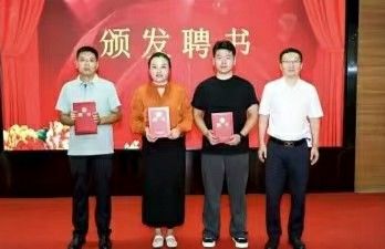 山东省大众创新创业研究院举行大健康产业发展研讨会暨医疗健康融合发展中心揭牌仪式