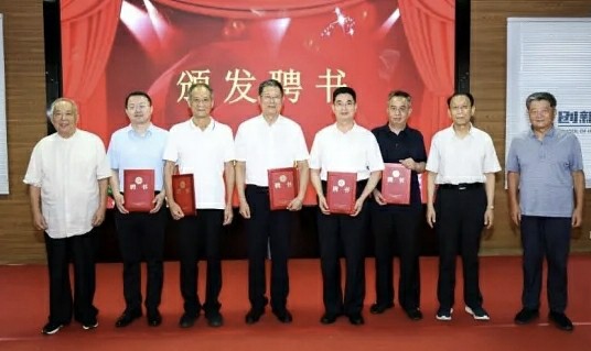 山东省大众创新创业研究院举行大健康产业发展研讨会暨医疗健康融合发展中心揭牌仪式