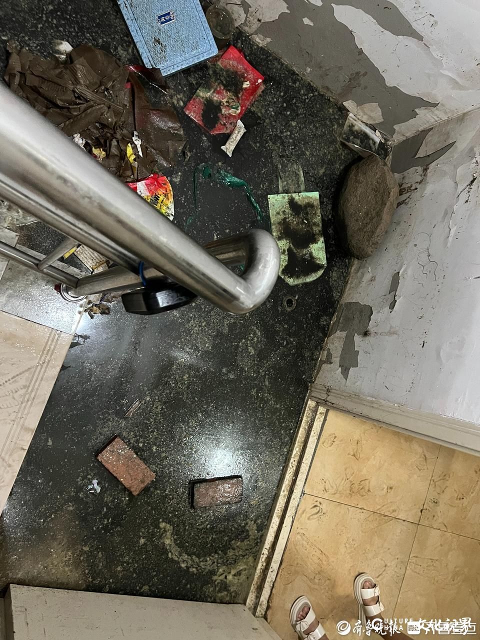 污水倒灌、门框被泡开裂……泰安福源·翡翠嘉苑因雨、污管道设计缺陷连年被淹