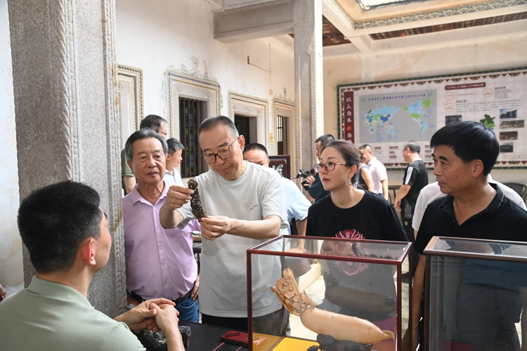 潘鲁生在广东汕头开展民间文艺调研