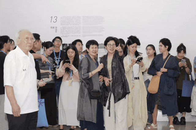 2025第五届杭州纤维艺术三年展开幕式现场4.gif