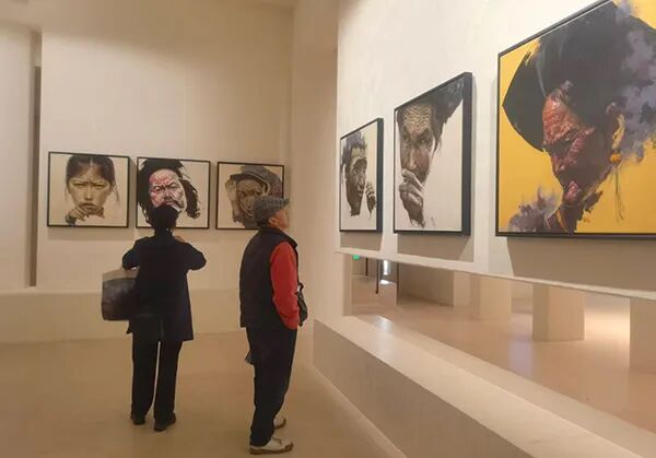 “独步丹青——何哲生油画展”在成都开幕 以“逆光亮线”演绎东方诗韵 null