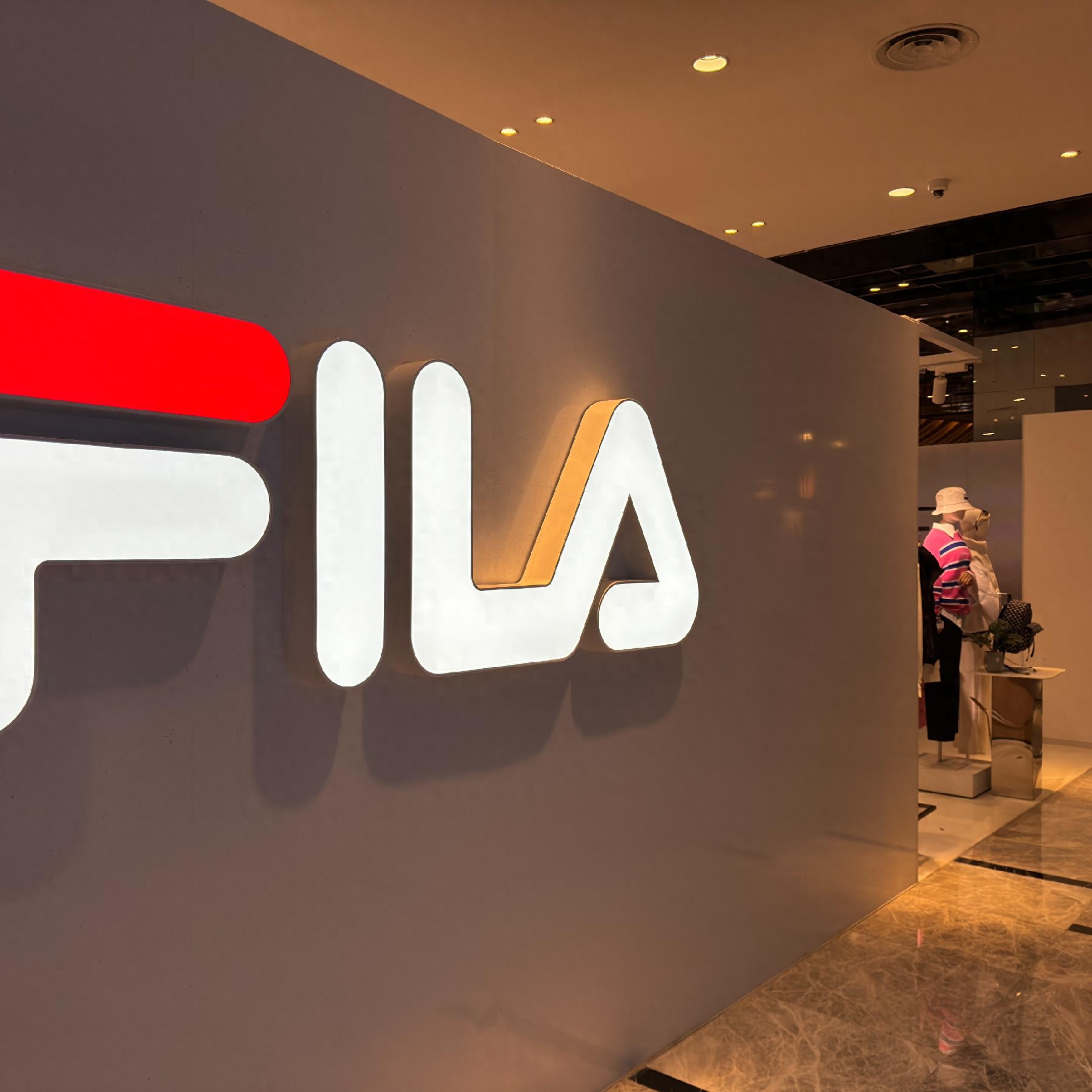 高端品牌暗分顾客三六九等？斐乐店员给顾客打疑似歧视“标签”引争议